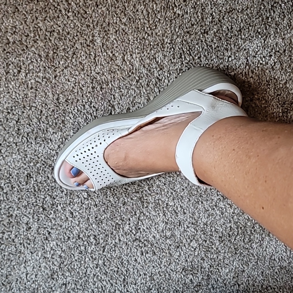Clarks cream sandals